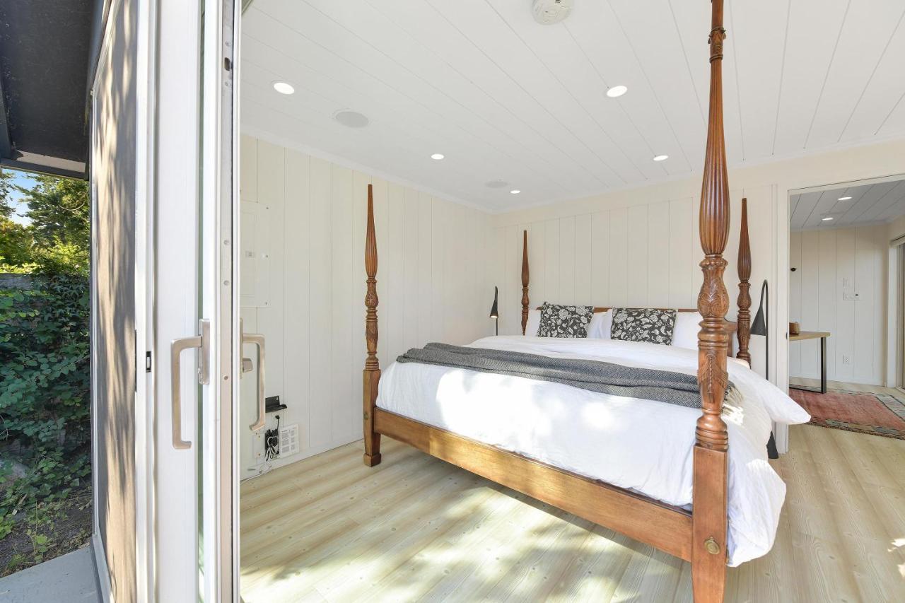 North Saanich The Bayside Cottage מראה חיצוני תמונה